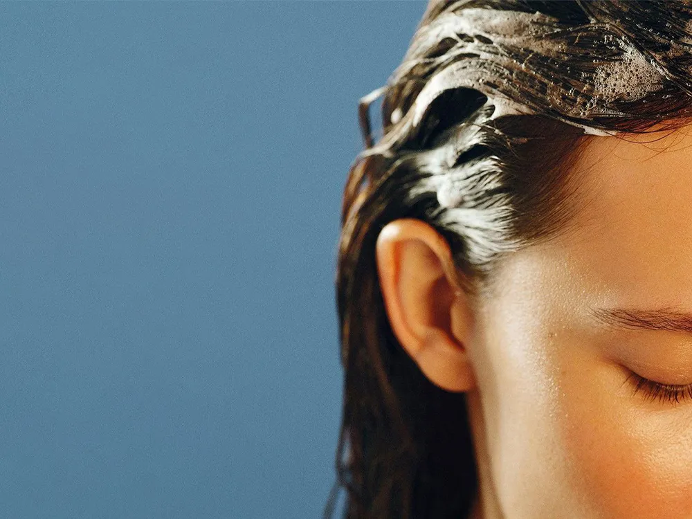 هر آنچه باید درباره شامپو بدانید معرفی، کاربرد، انواع و مزایا