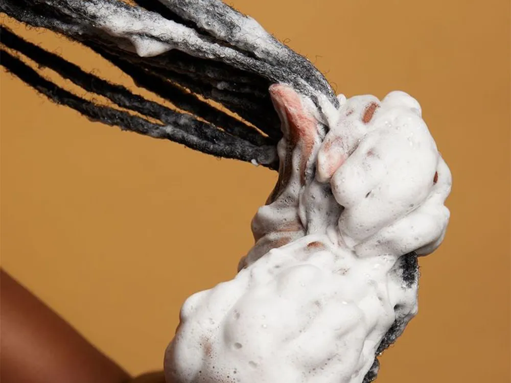 هر آنچه باید درباره شامپو بدانید معرفی، کاربرد، انواع و مزایا