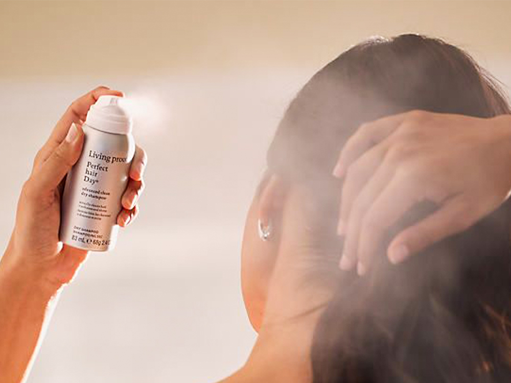 شامپو خشک؛ نجات‌دهنده سریع موهای چرب بدون نیاز به شست‌وشو