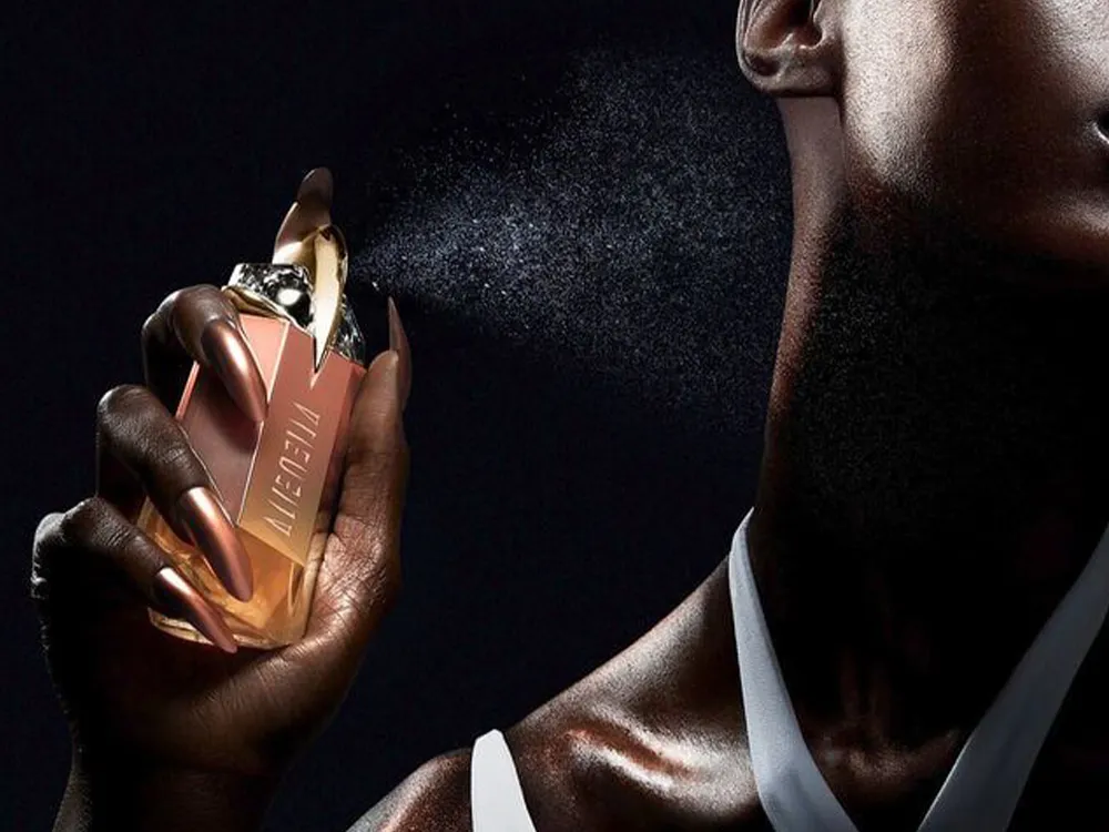 چگونه دوام بوی عطر را بیشتر کنیم؟ راهنمای ماندگاری عطرها