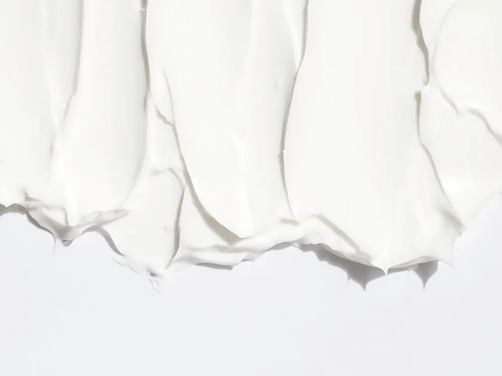 کرم مو چیست؟ مزایا، انواع، طریقه استفاده و نکات مهم قبل از خرید