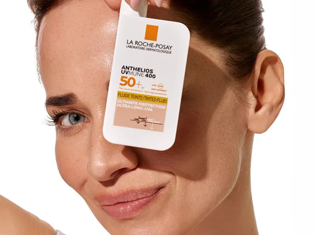 ضد آفتاب رنگی چیست؟ بررسی کامل مزایا، کاربردها و نحوه انتخاب بهترین ضد آفتاب رنگی